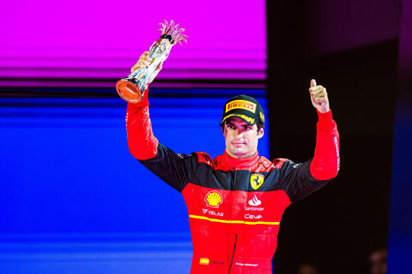 Carlos Sainz op het podium als derde GP Saoedi-Arabië 2022