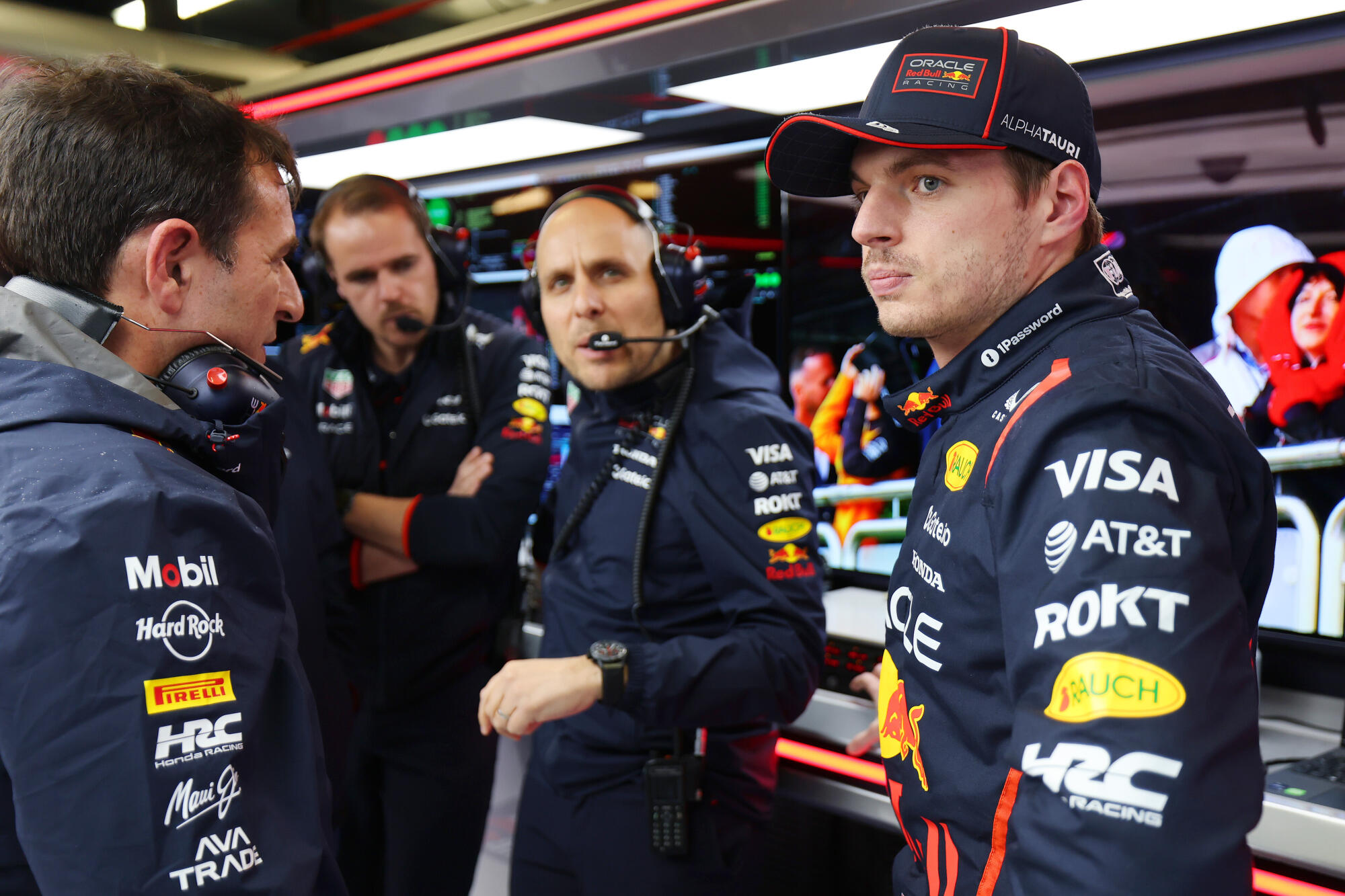 Max Verstappen in gagage - GP Australië 2025