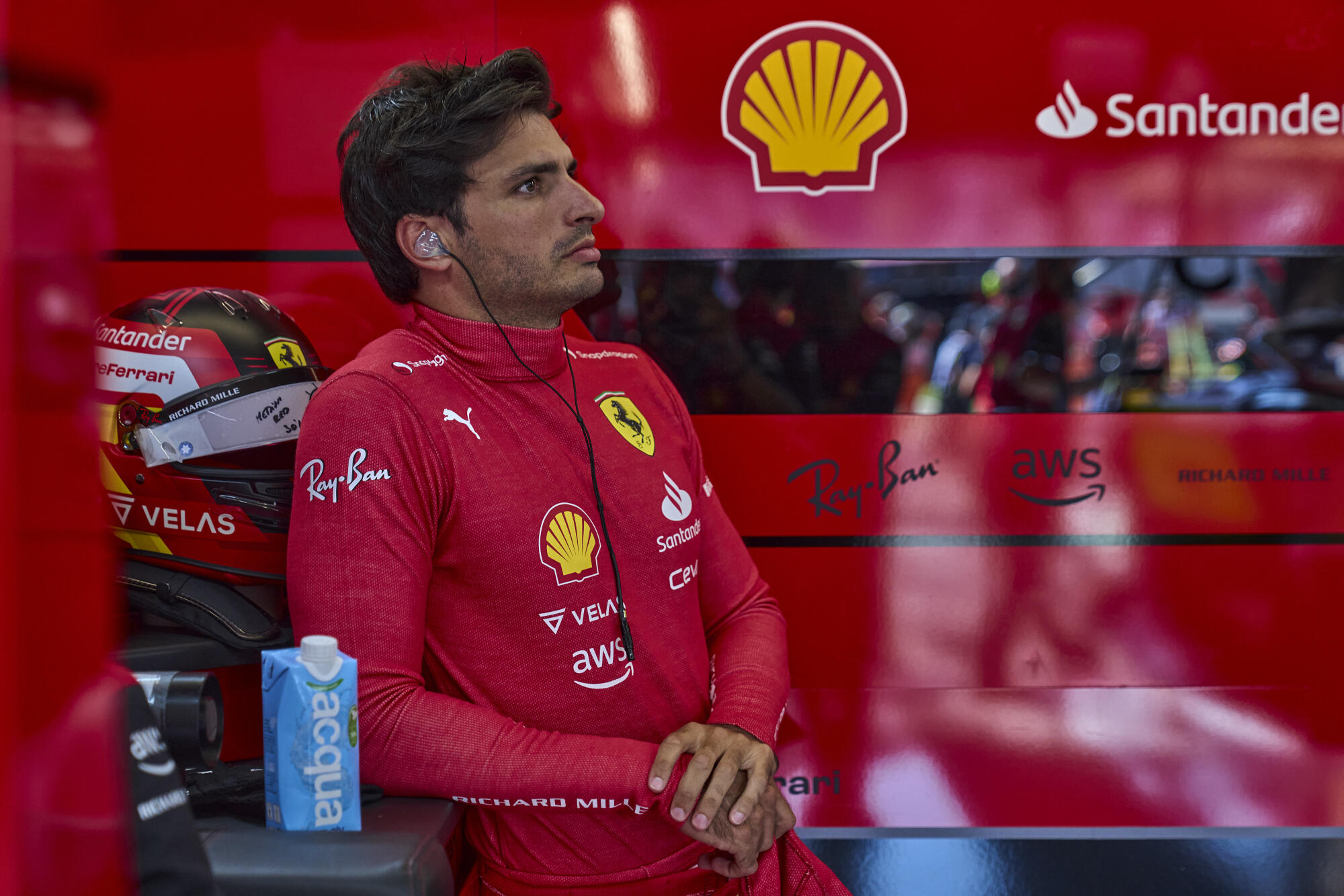 Sainz - uit auto in pitlane - Frankrijk 2022
