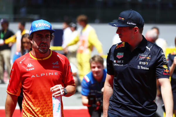 Fernando Alonso en Max Verstappen op de grid Spanje 2022