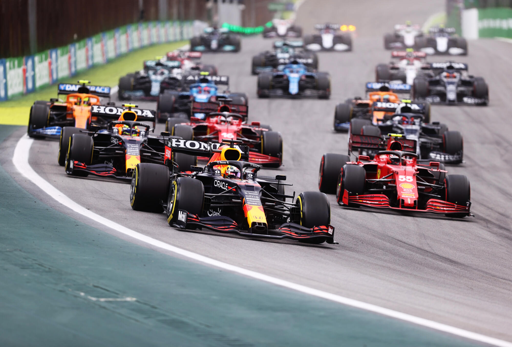 Max Verstappen leidt de rest van de groep tijdens de sprintrace in Brazilië 2021