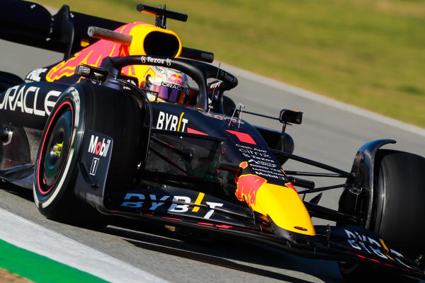 Max Verstappen in de auto tijdens eerste testdag Barcelona 2022