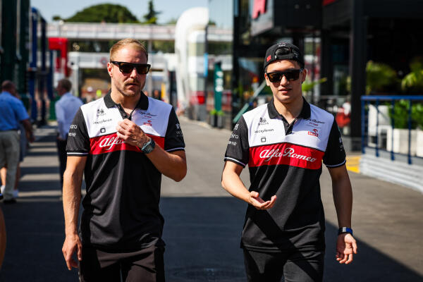 Zhou en Bottas Alfa Romeo-5e130726