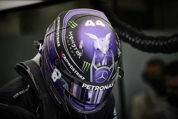 Lewis Hamilton stapt in de auto tweede testdag Bahrein 2022