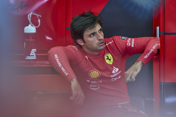 Carlos Sainz in de pitbox eerste testdag Bahrein 2022