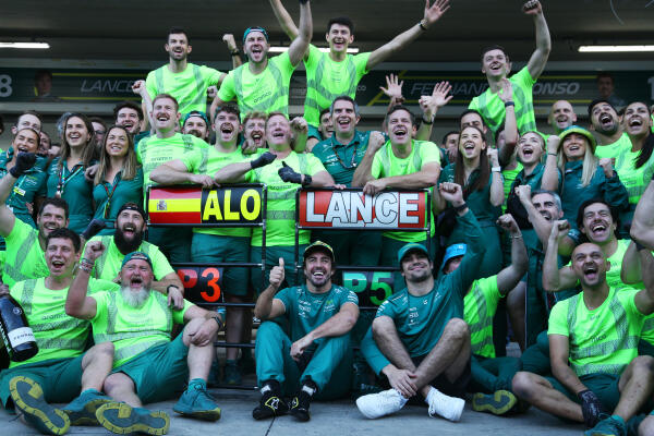 Team van Aston Martin na P3 en P5 in GP Brazilië