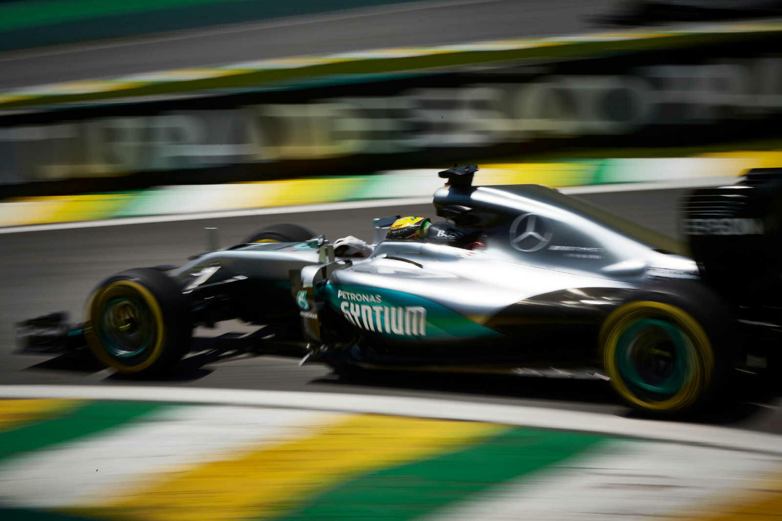 Lewis_Hamilton_Mercedes_AMG_F1_Grand_Prix_Brazili_2016_Q