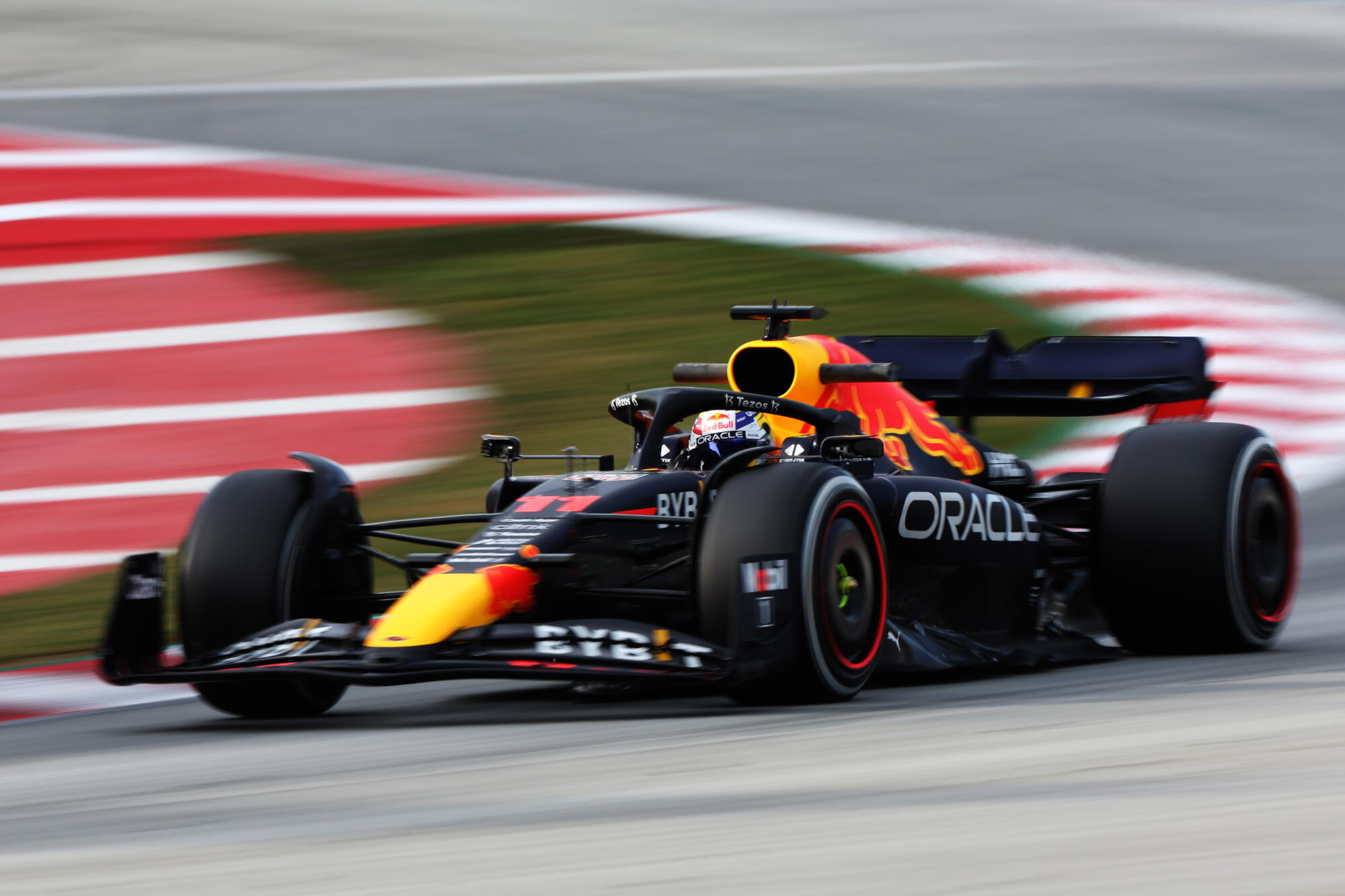 Sergio Pérez in de Red Bull tijdens tweede testdag 2022