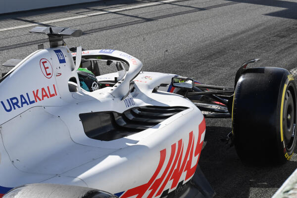 Mick Schumacher in de Haas tijdens tweede testdag Barcelona 2022