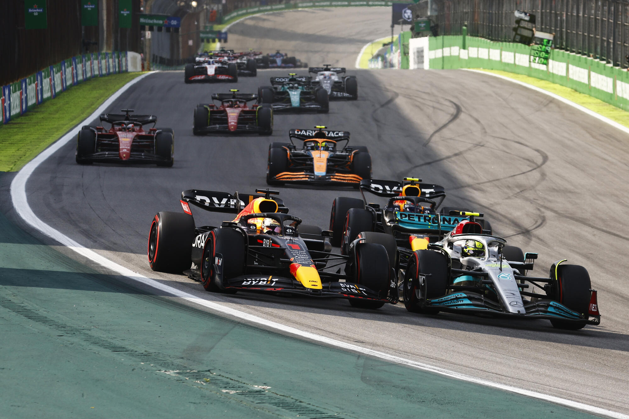 Verstappen in gevecht met Hamilton Brazilie 2022