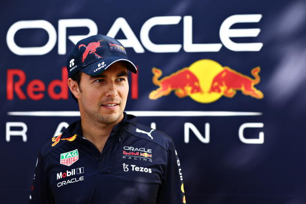 Sergio Pérez voor de garage GP Australië 2022