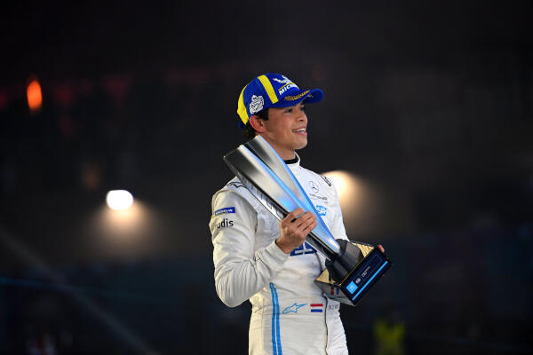 Nyck de Vries met troffee Diryah Grand Prix FE 2021