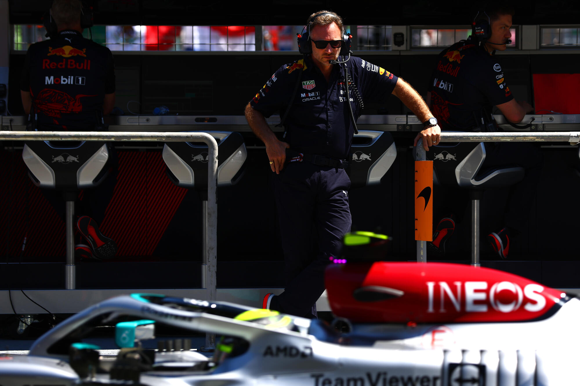 Christian Horner - Staand pitmuur mercedes voor hem - Bakoe 2022