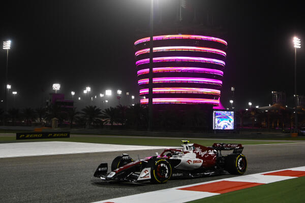Guanyu Zhou op de baan tweede testdag Bahrein 2022