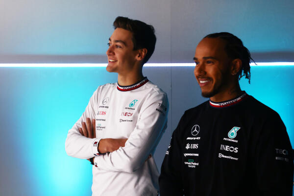 George Russell en Lewis Hamilton launch W13 2022