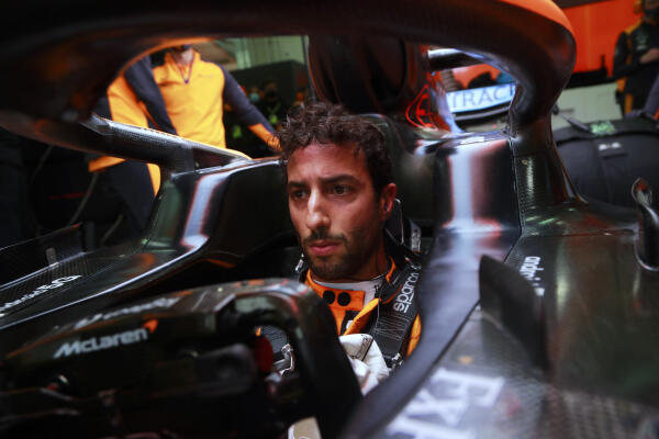 Daniel Ricciardo in de auto op vrijdag Imola 2022