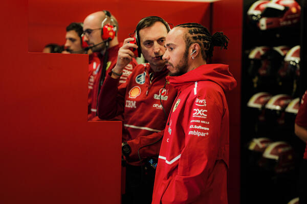 Lewis Hamilton garage Ferrari Mexico 2025