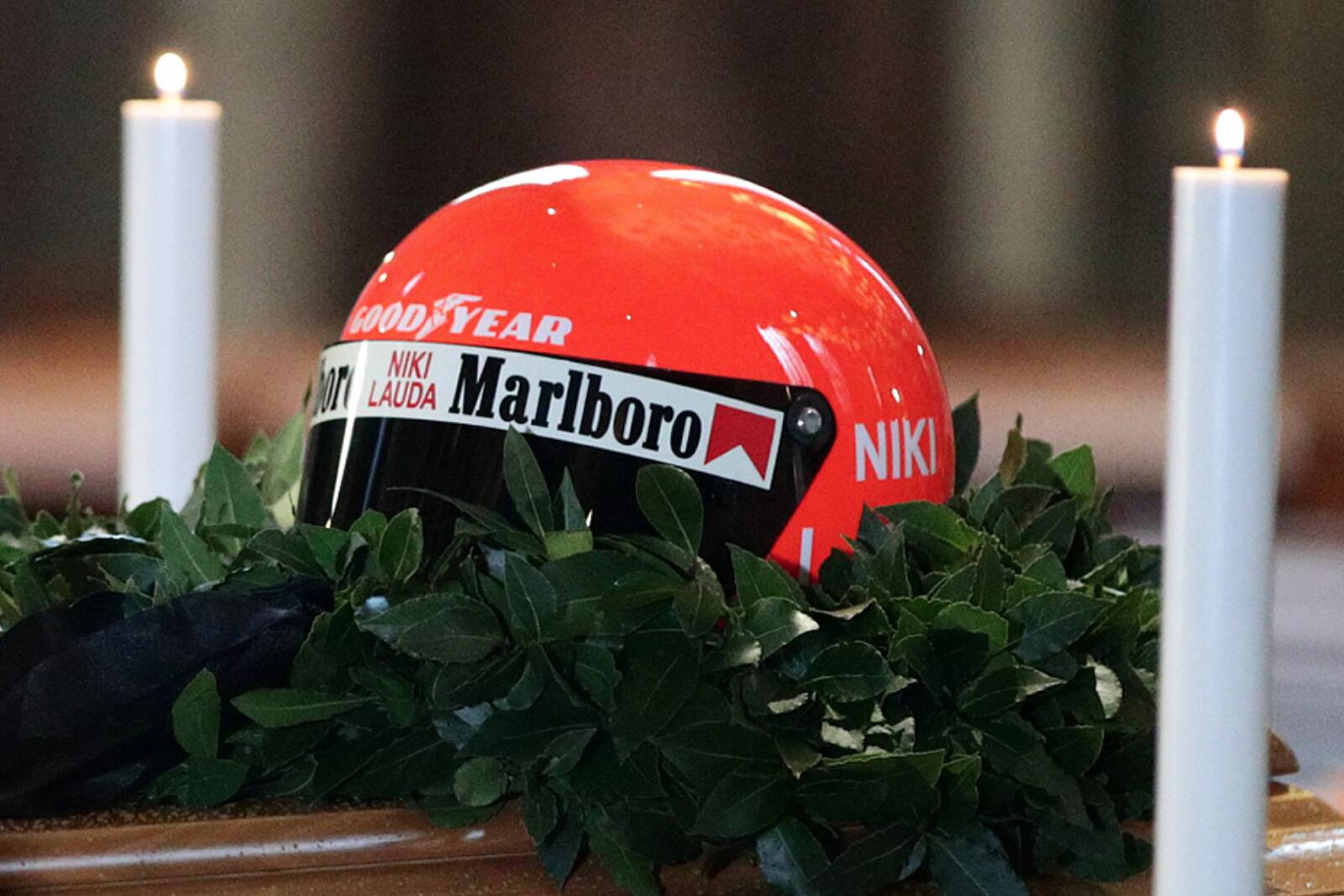 niki-lauda-funeral-f1-lewis-hamilton-mercedes-ferrari-helmet-pictures-video-vienna-1646275