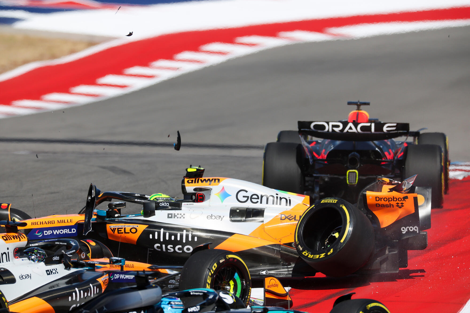 McLarens crashen in bocht één - F1 Grand Prix van Amerika 2025