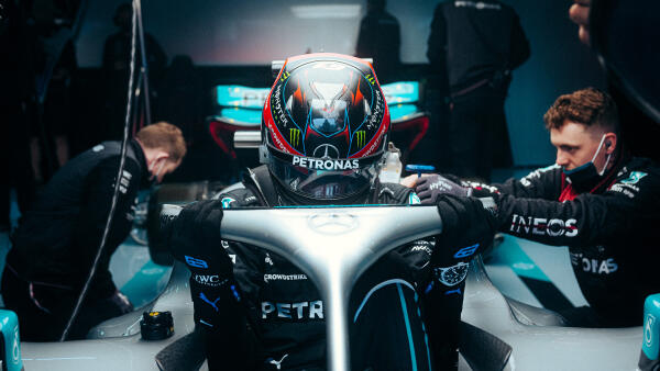 George Russell stapt in de auto op de vrijdag Imola 2022