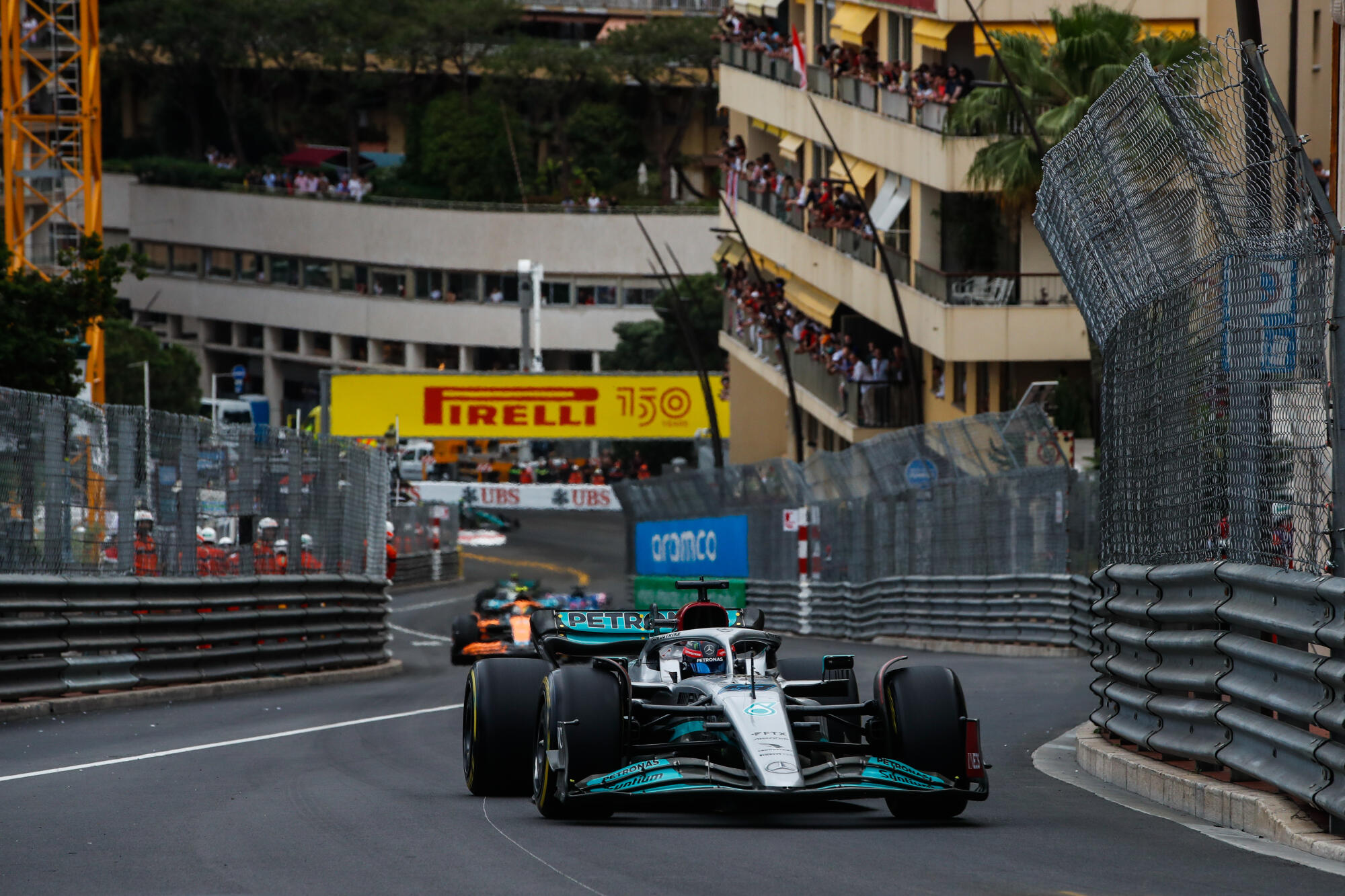 Russell-Monaco-2022-heuvel op