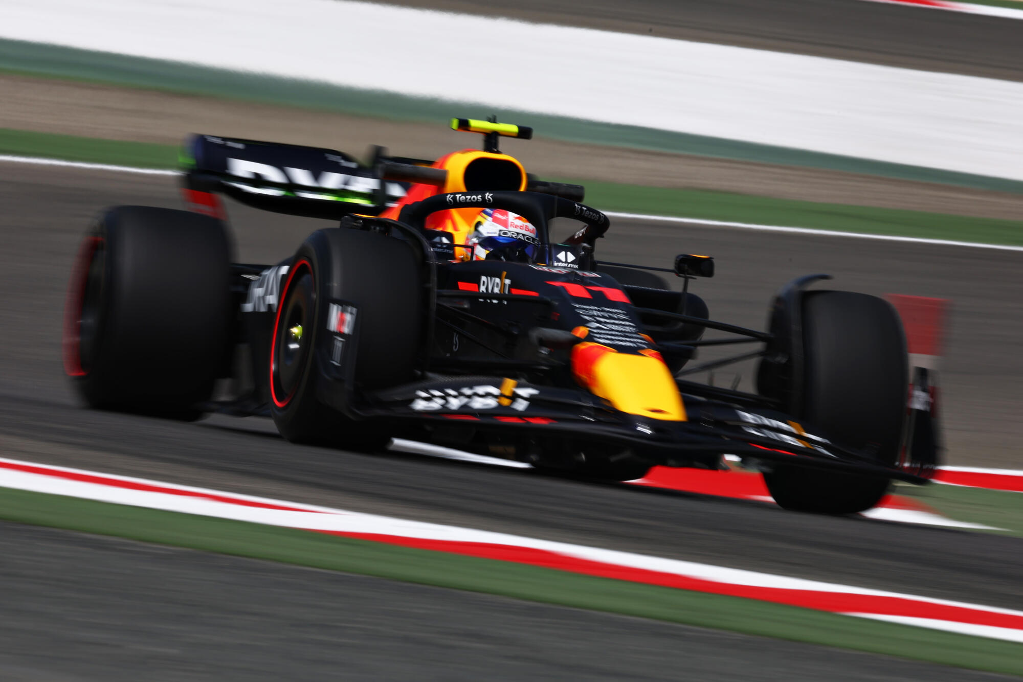 Sergio Pérez in de auto eerste testdag Bahrein 2022