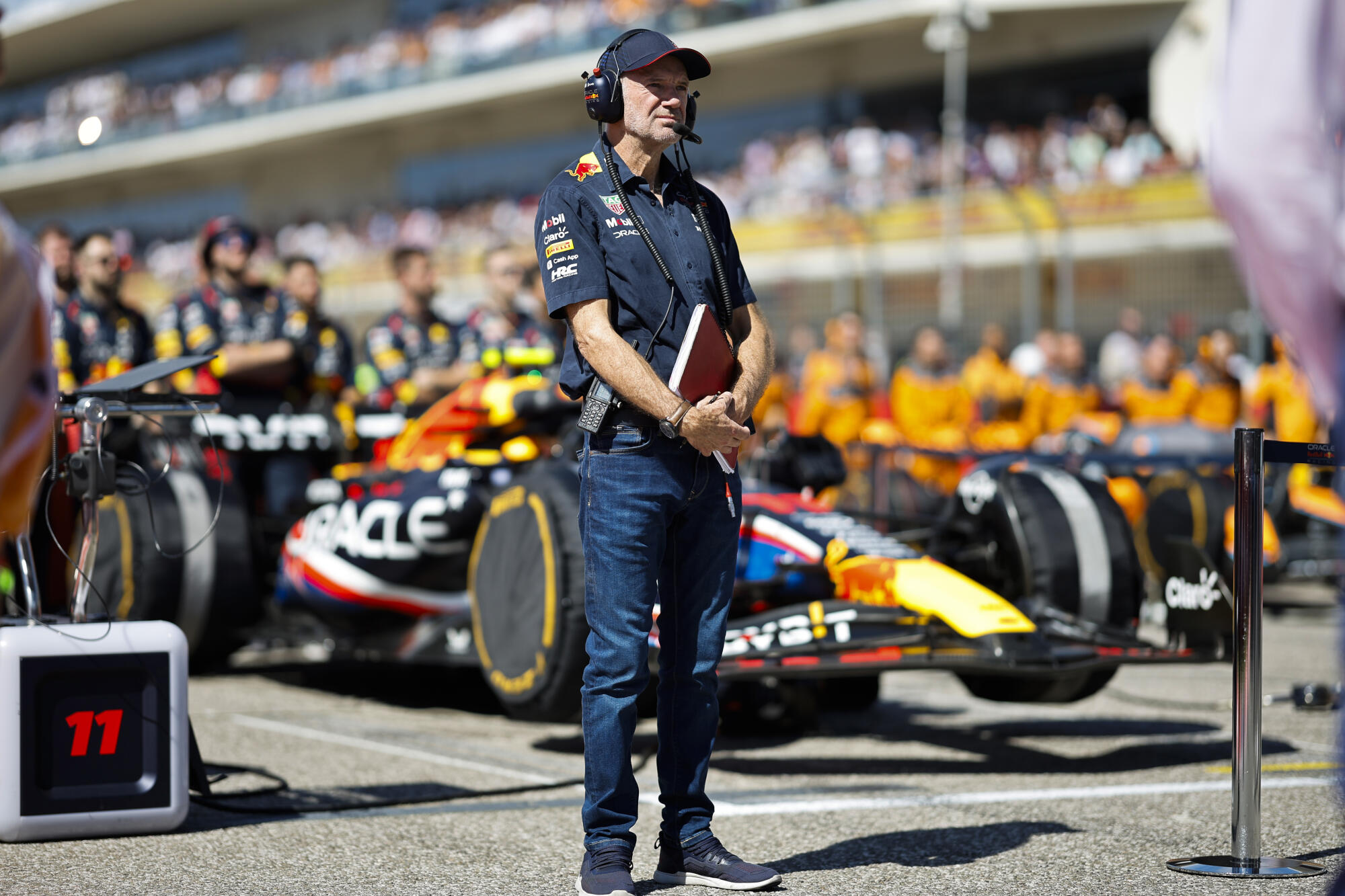 Adrian Newey staand
