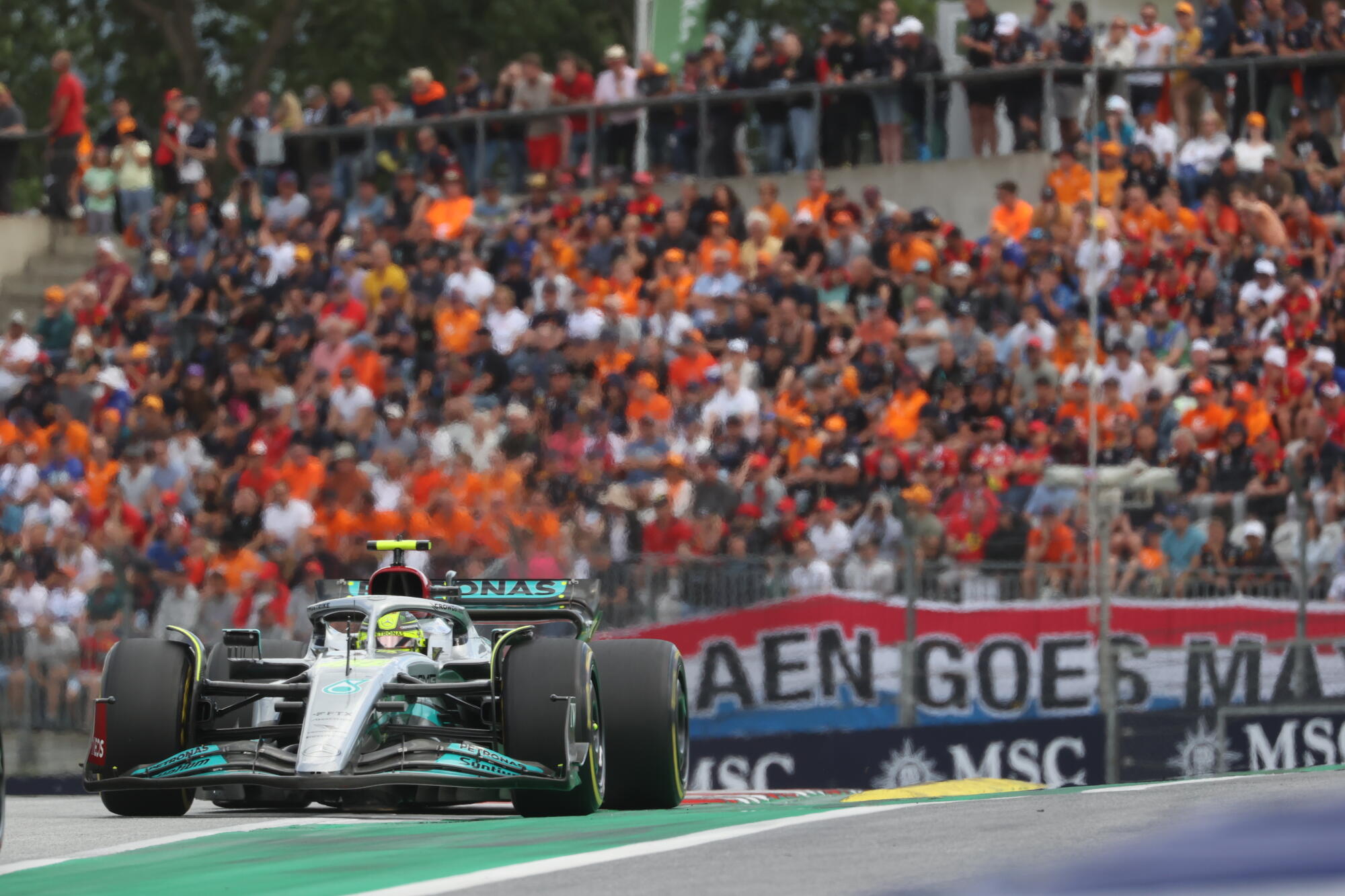 Lewis Hamilton - rijdend voor oranje fans - Oostenrijk 2022