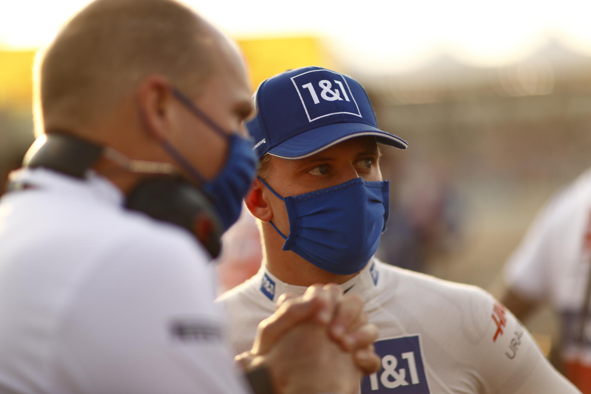 Mick Schumacher praat met engineer Grand Prix Abu Dhabi 2021