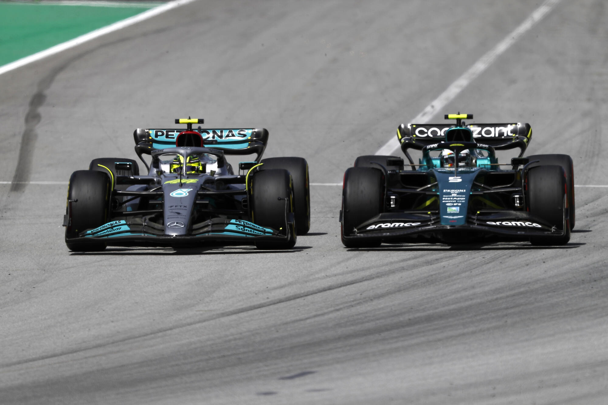 Mercedes en Aston Martin Gevecht