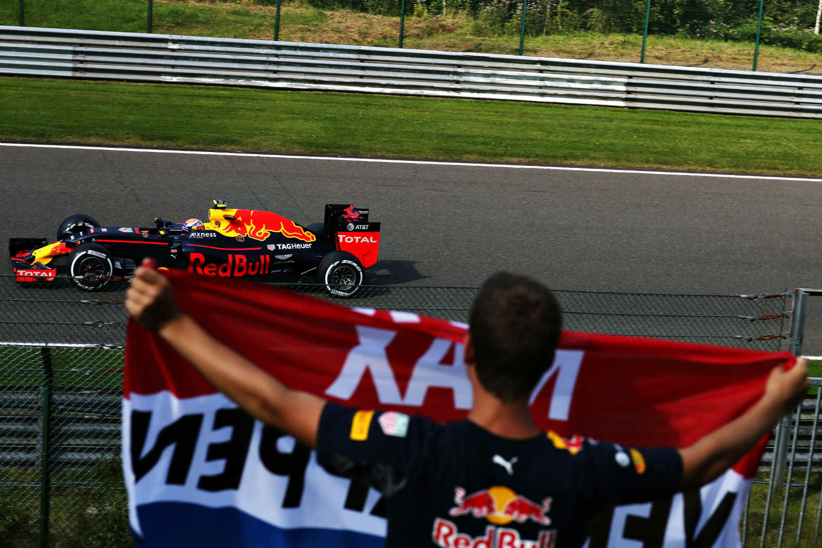 images_2016_F1_08_GP_Belgie_Fan_en_Max_Verstappen_Red_Bull_Racing_F1_Grand_Prix_Belgie_Eau_Rouge